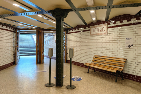 Budapest, M1 metró, Oktogon, bélyegkép