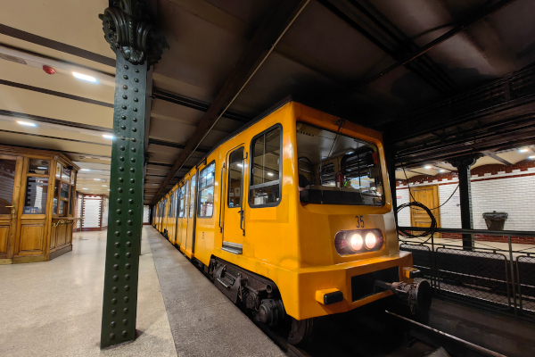 Budapest, M1 metró, Kodály körönd, bélyegkép