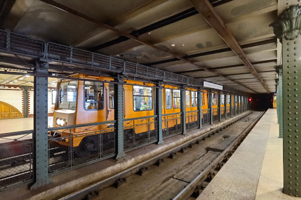 Budapest, M1 metró, Hősök tere, bélyegkép