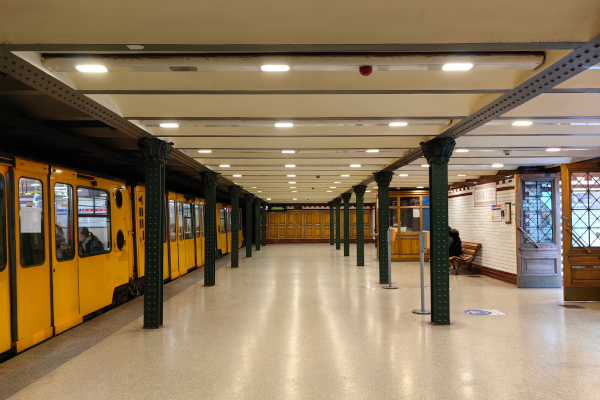 Budapest, M1 metró, Hősök tere, bélyegkép