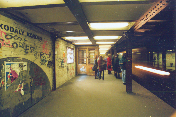 Budapest, M1 metró, graffiti, bélyegkép