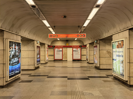 Budapest, M2 metró, Astoria, bélyegkép