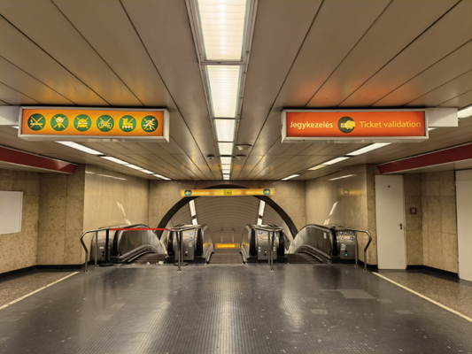 Budapest, M2 metró, Astoria, bélyegkép