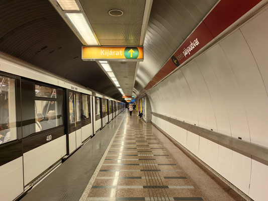 Budapest, M2 metró, Keleti pályaudvar, bélyegkép