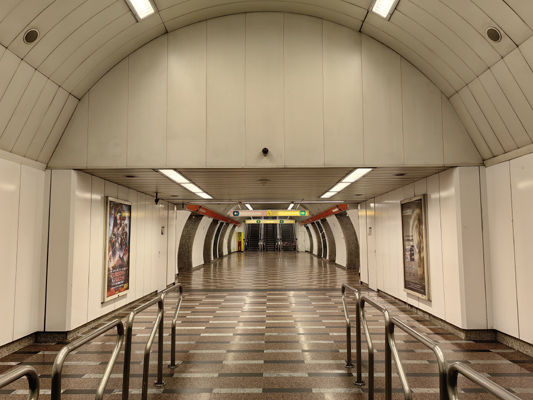 Budapest, M2 metró, Keleti pályaudvar, bélyegkép