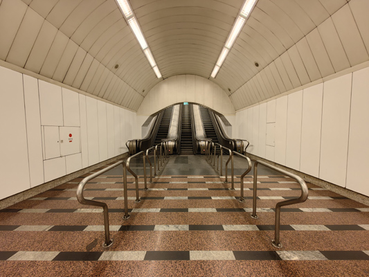 Budapest, M2 metró, Keleti pályaudvar, bélyegkép