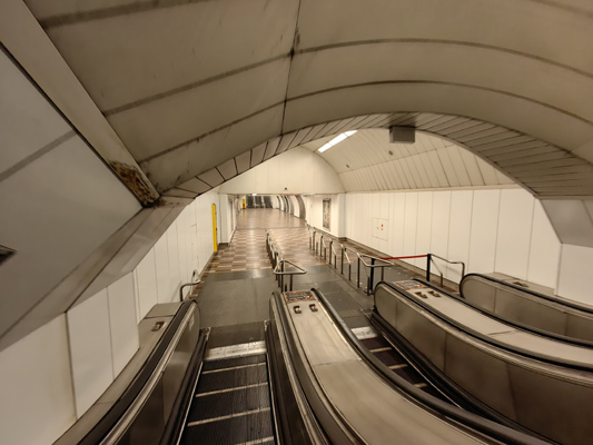 Budapest, M2 metró, Keleti pályaudvar, bélyegkép