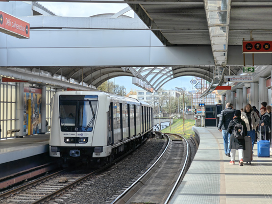 Budapest, M2 metró, Pillangó utca, bélyegkép