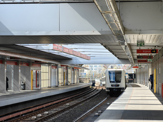 Budapest, M2 metró, Pillangó utca, bélyegkép