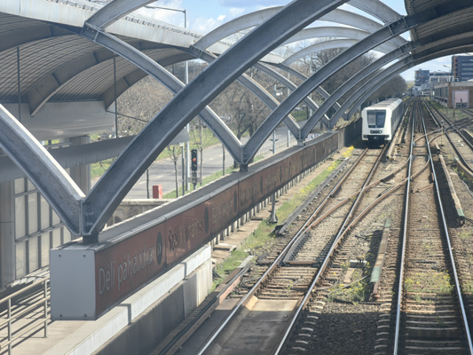 Budapest, M2 metró, Pillangó utca, bélyegkép