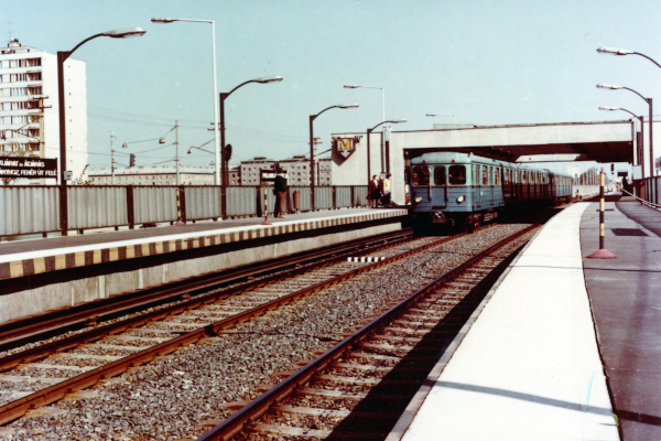 Budapest, M2 metró, Pillangó utca, bélyegkép