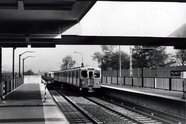 Budapest, M2 metró, Pillangó utca, bélyegkép