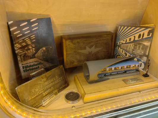 Budapest, M2 metró, Metró Kiállítóterem, bélyegkép