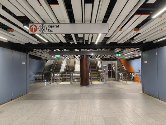 Budapest, M3 metró, Corvin-negyed, bélyegkép