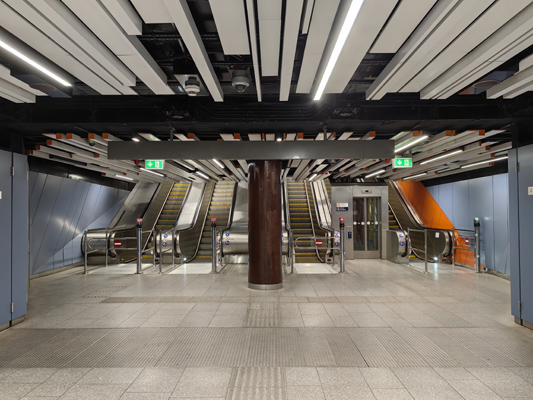 Budapest, M3 metró, Corvin-negyed, bélyegkép