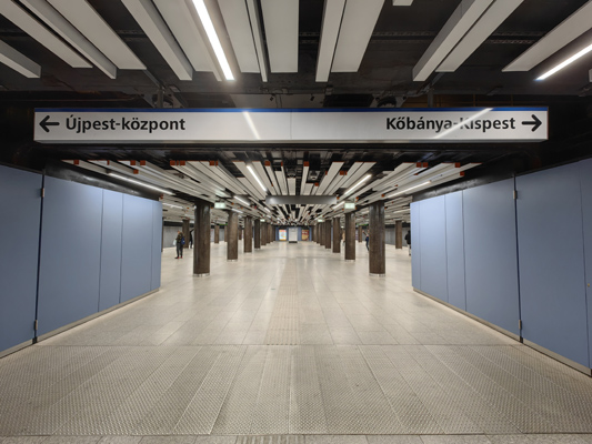 Budapest, M3 metró, Corvin-negyed, bélyegkép