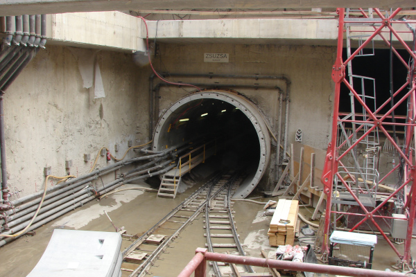 Budapest, M4 metró, fúrópajzsindító műtárgy, bélyegkép